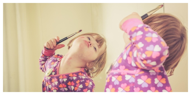 Spielendes Mädchen mit Down-Syndrom.