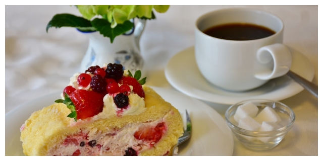 Tasse Kaffee und ein Stück Kuchen.