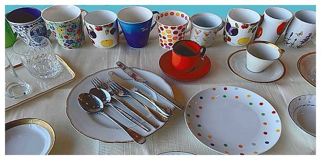 Bunte Tassen und Teller