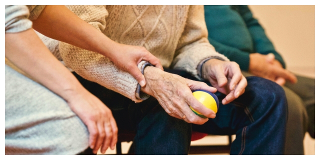 Alte Hände geben einen Ball weiter.