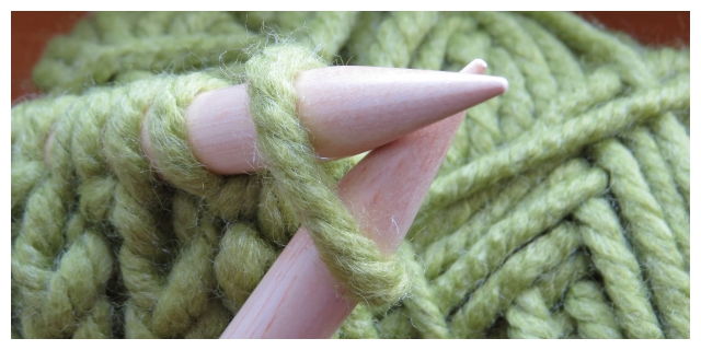 Stricknadeln und ein Wollknäuel