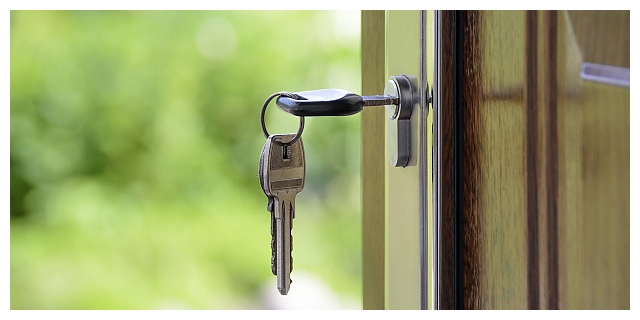 Geöffnete Haustür mit Wohnungsschlüssel