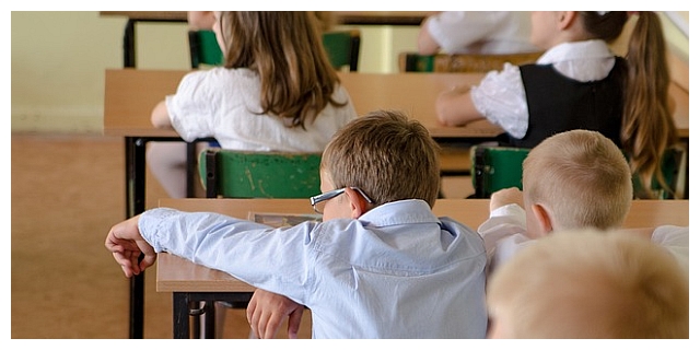 Kinder sitzen in der Schule.