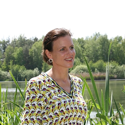 Christina Peters vor einem See