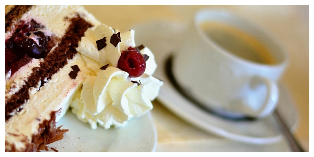 Ein Stück Torte und eine Tasse Kaffee.